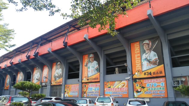 台南市立野球の外壁部分に掲げられている選手の写真
